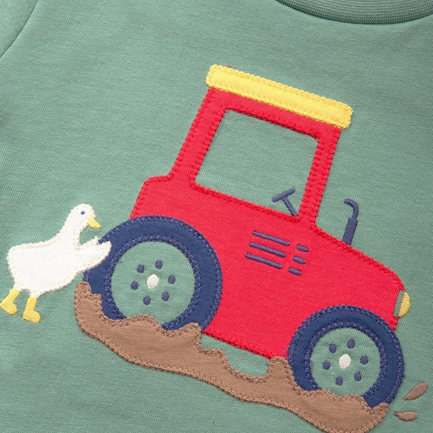 Red tractor with a duck on a green background

T-Shirt
Children's clothing 
Organic cotton 
Kids clothing 
Summer outfits 