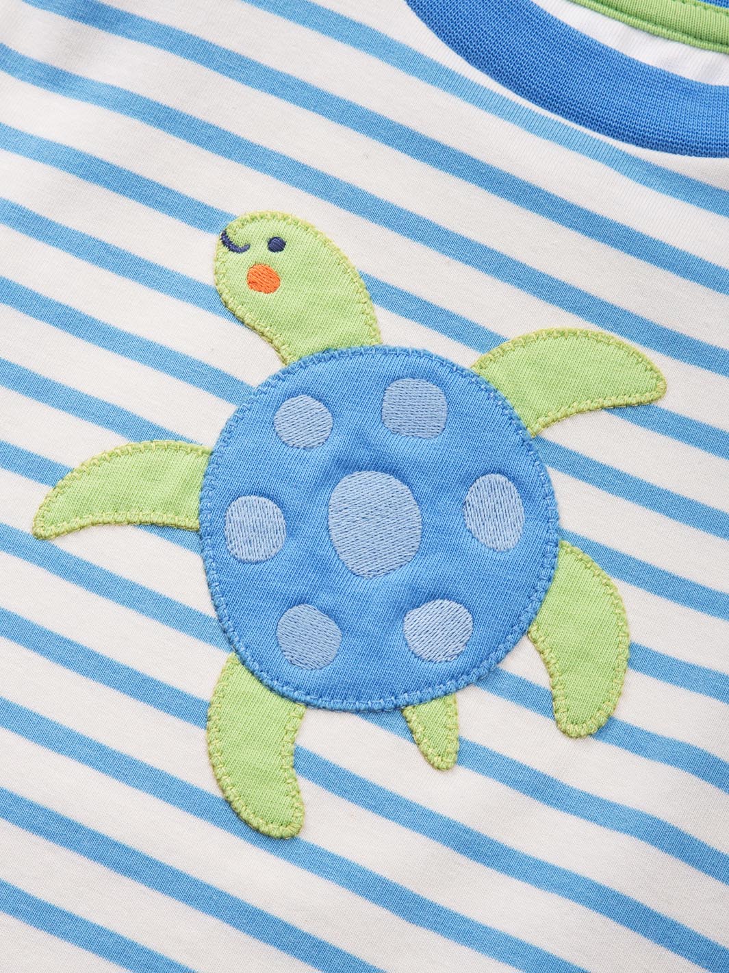 Blue and green turtle design on a striped background

Organic cotton 
Children's clothing 
Kids clothing 
T-Shirts
Shorts
Summer
Summer outfits