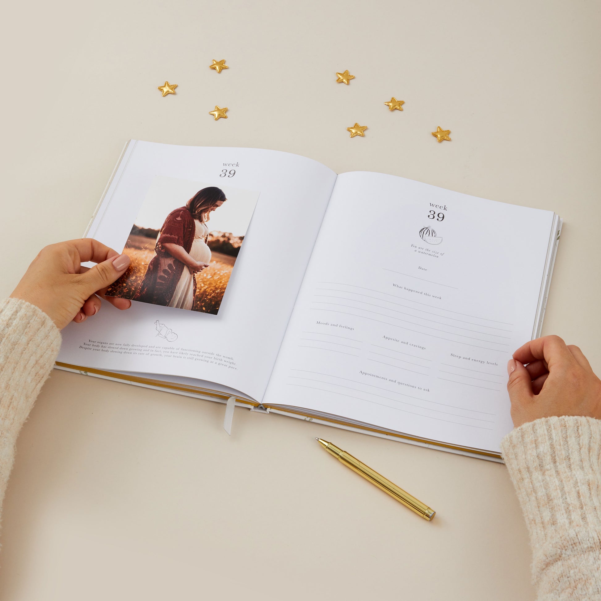 Open Pregnancy Journal  showing a photo attached to week 39
A lovely present for expecting parents
